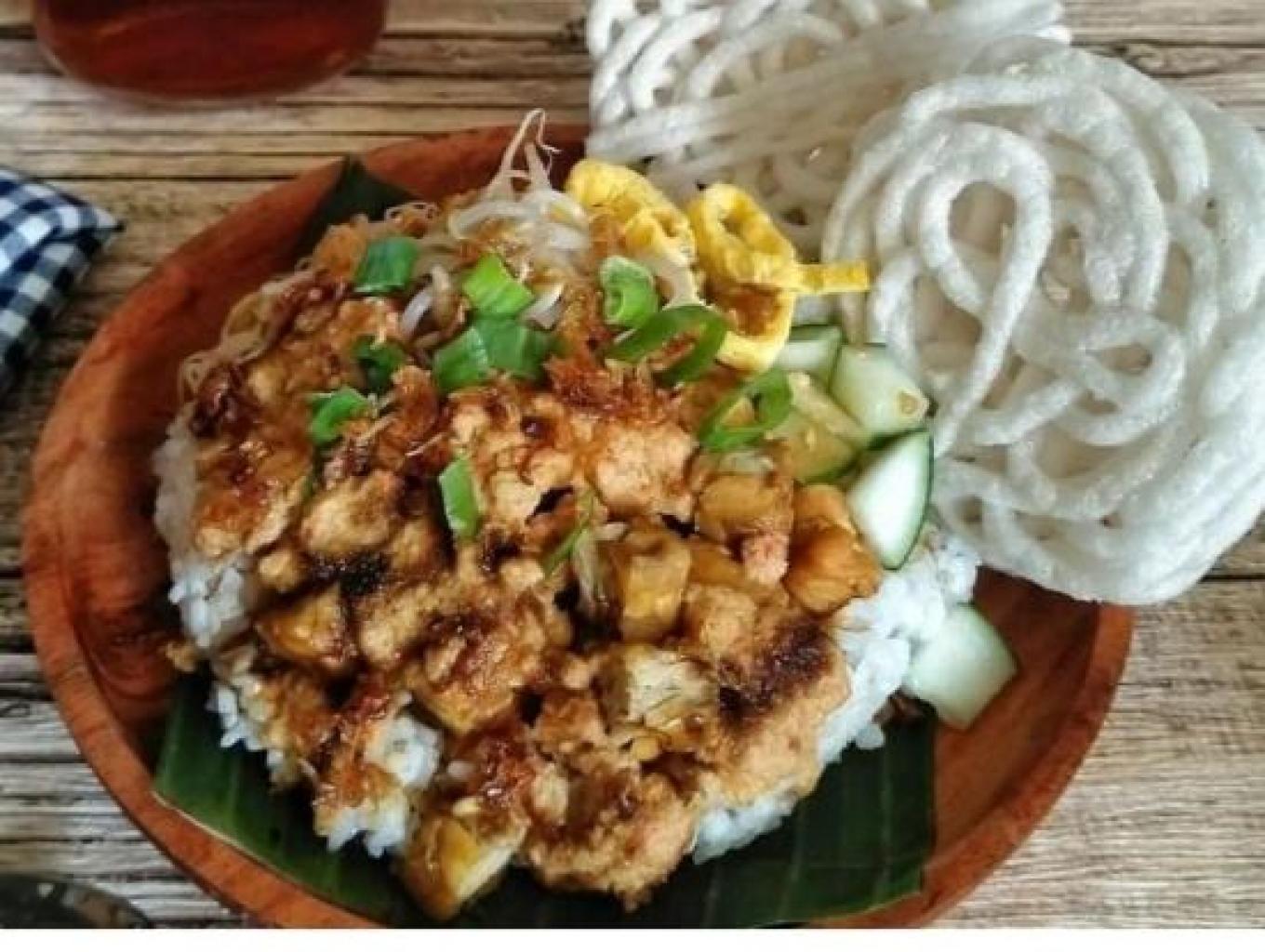 Nasi lengko pedas manis