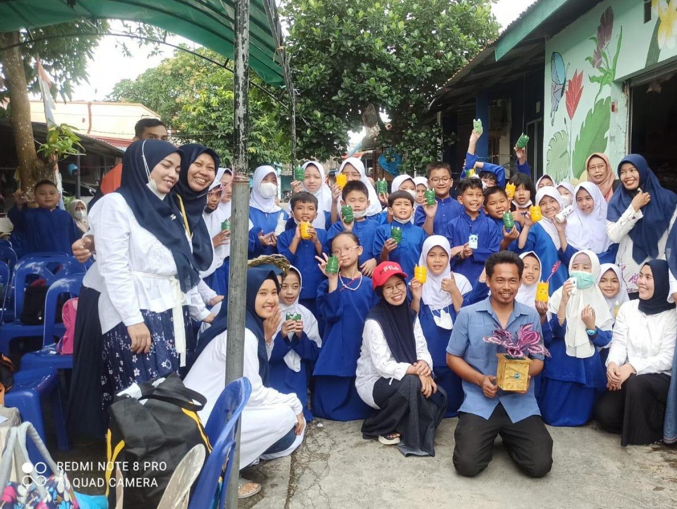 Daur ulang limbah botol plastik menjadi bunga
