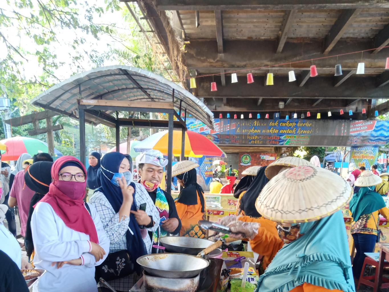 Pembuatan kue khas Banjar 