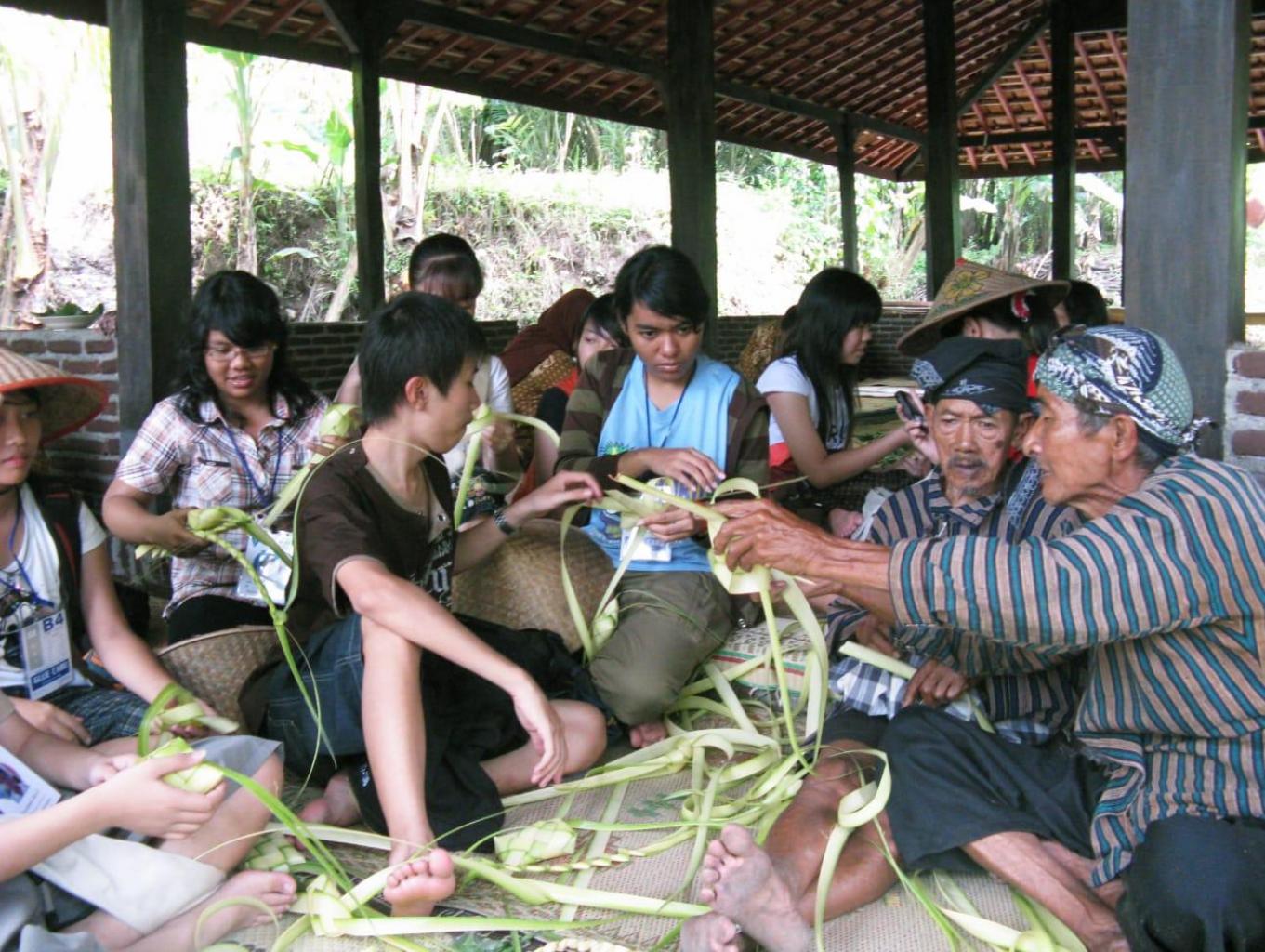 workshop kerajinan janur 