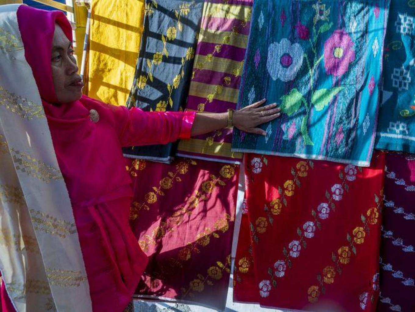 SARUNG TENUN DONGGALA