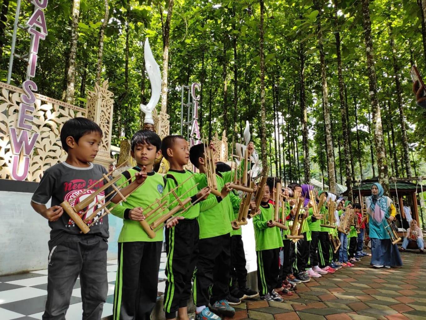 Pagelaran Angklung di Jati Sewu Cibungbang
