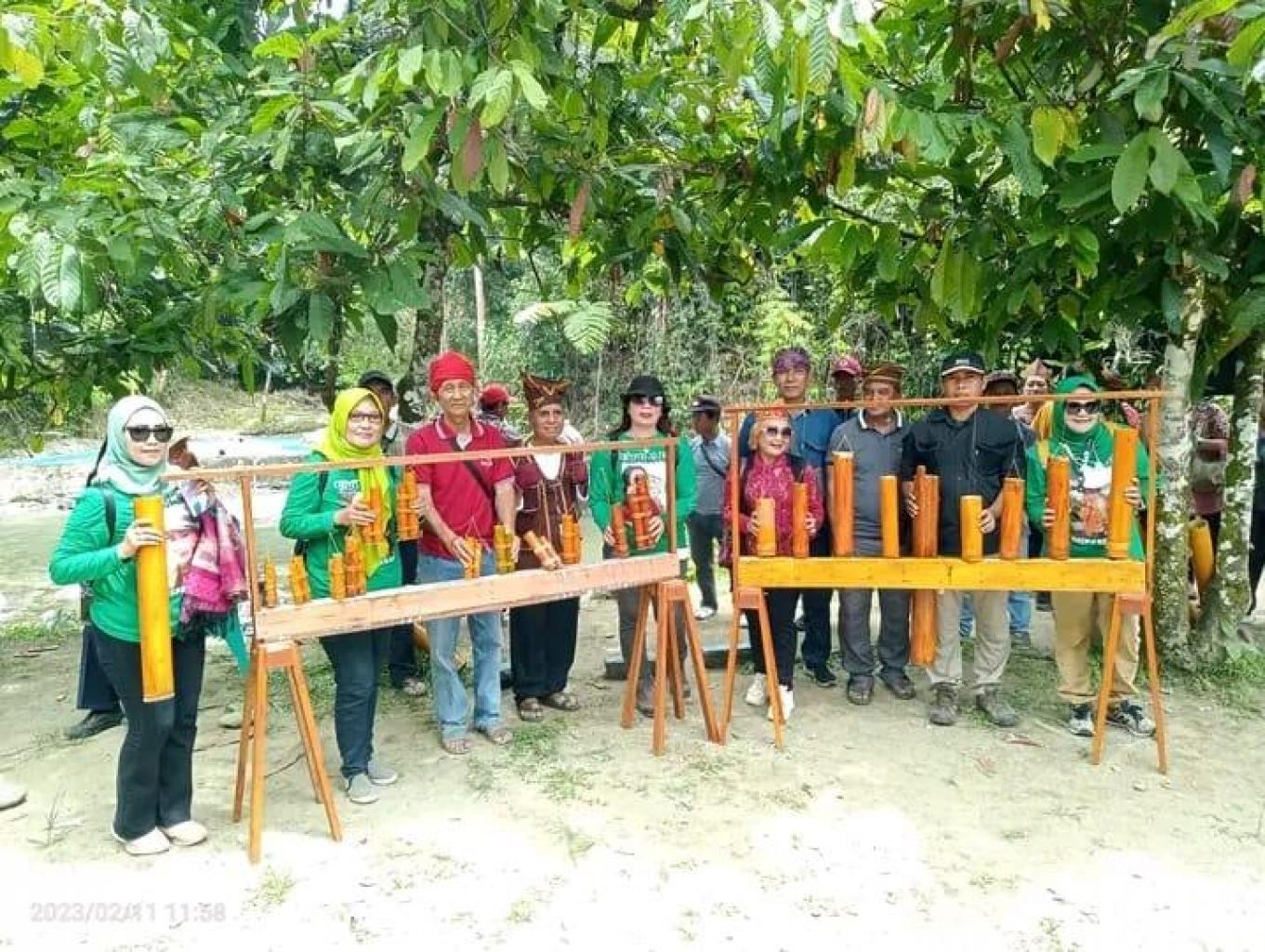 Penampilan Musik Enik Walo Buhu