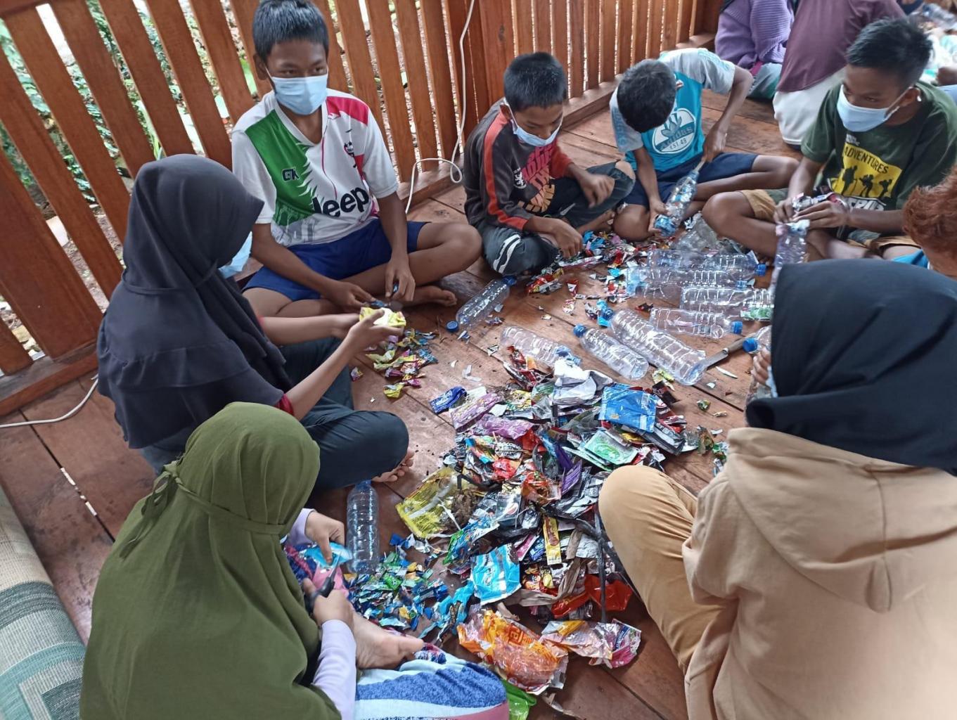 EDUKASI PEMBUATAN ECOBRIKE