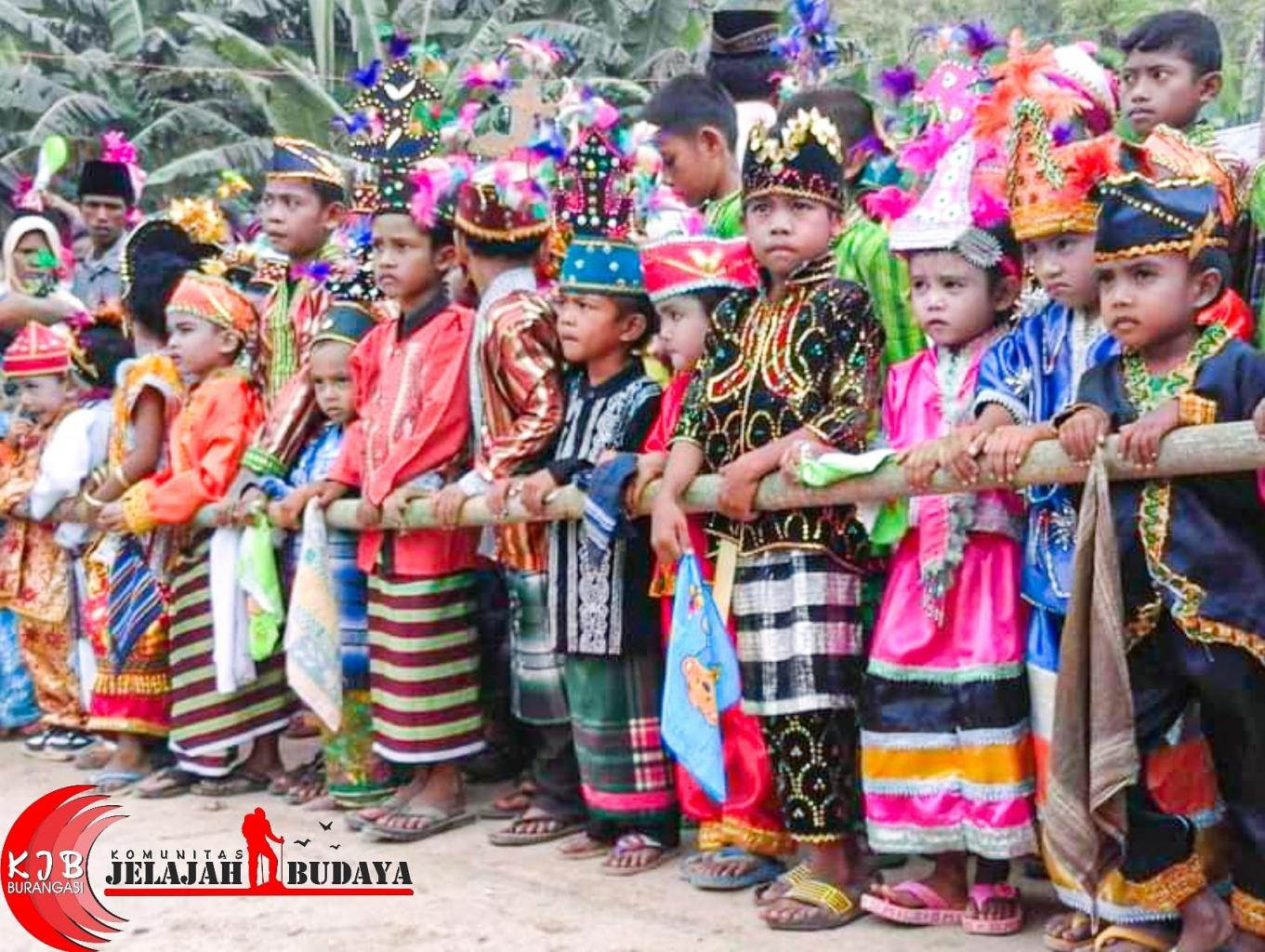 Tradisi legoa/lula'a (tradisi pawai sunatan masal, pingitan masal, pisombo (tindik telinga secara adat burangasi),      