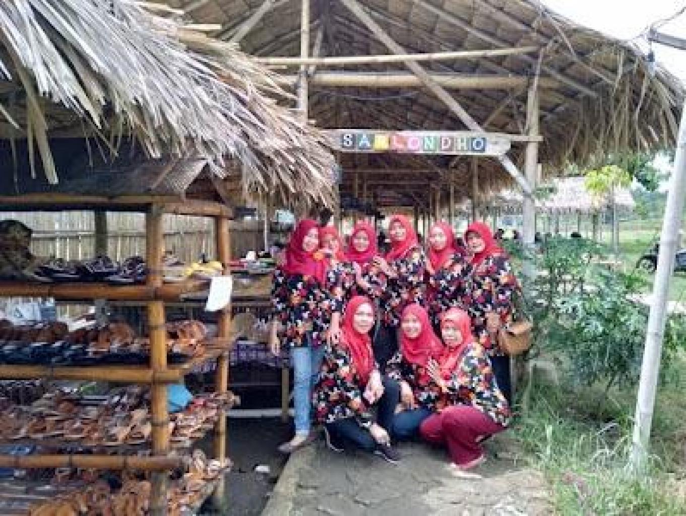 Wisata Edukasi Membuat Sandal bersama Jelajah Desa dan Makan Minum