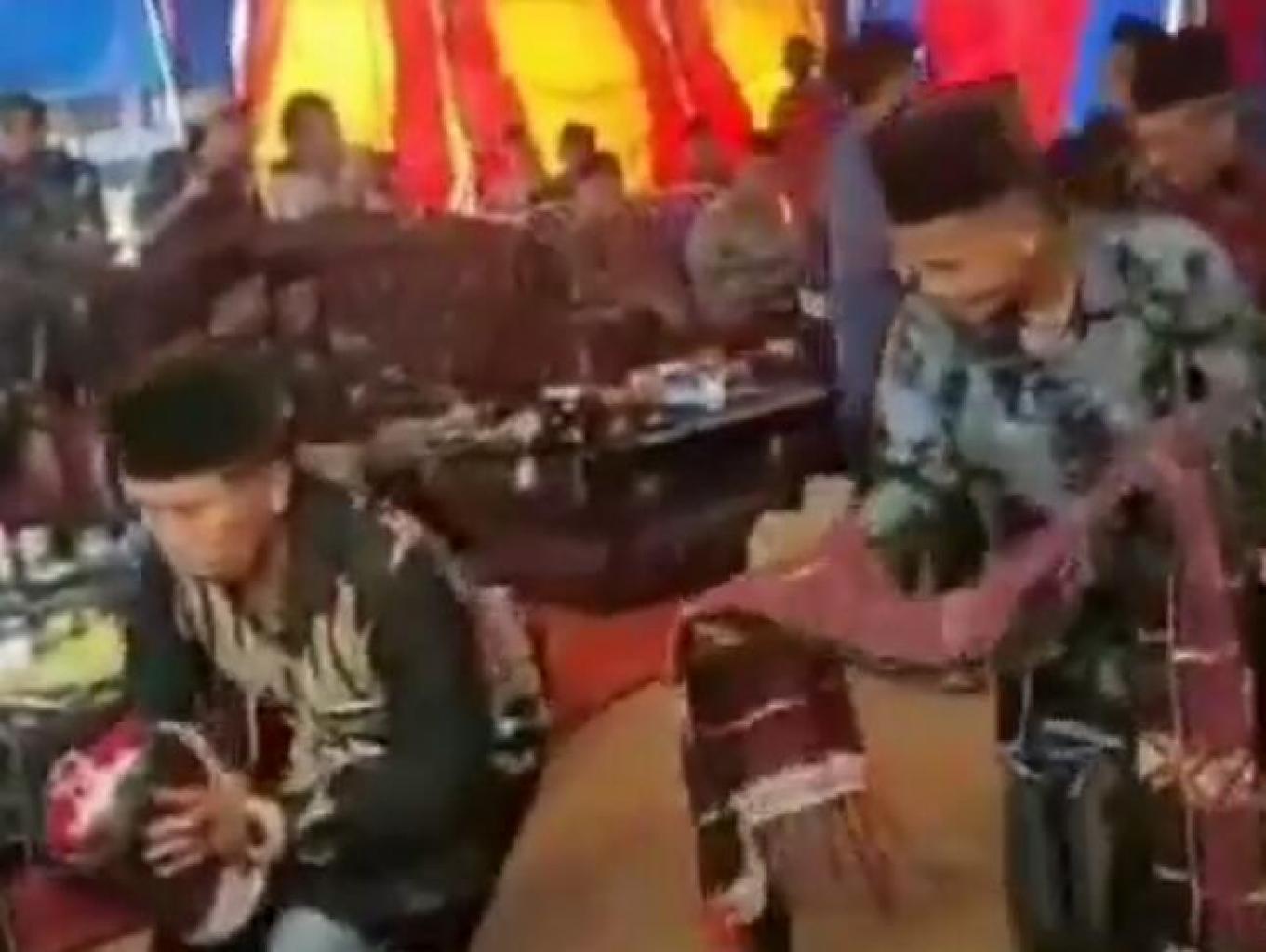 Mangalo-Alo Mora Adat Pesta margondang Temapt Si Laki-Laki