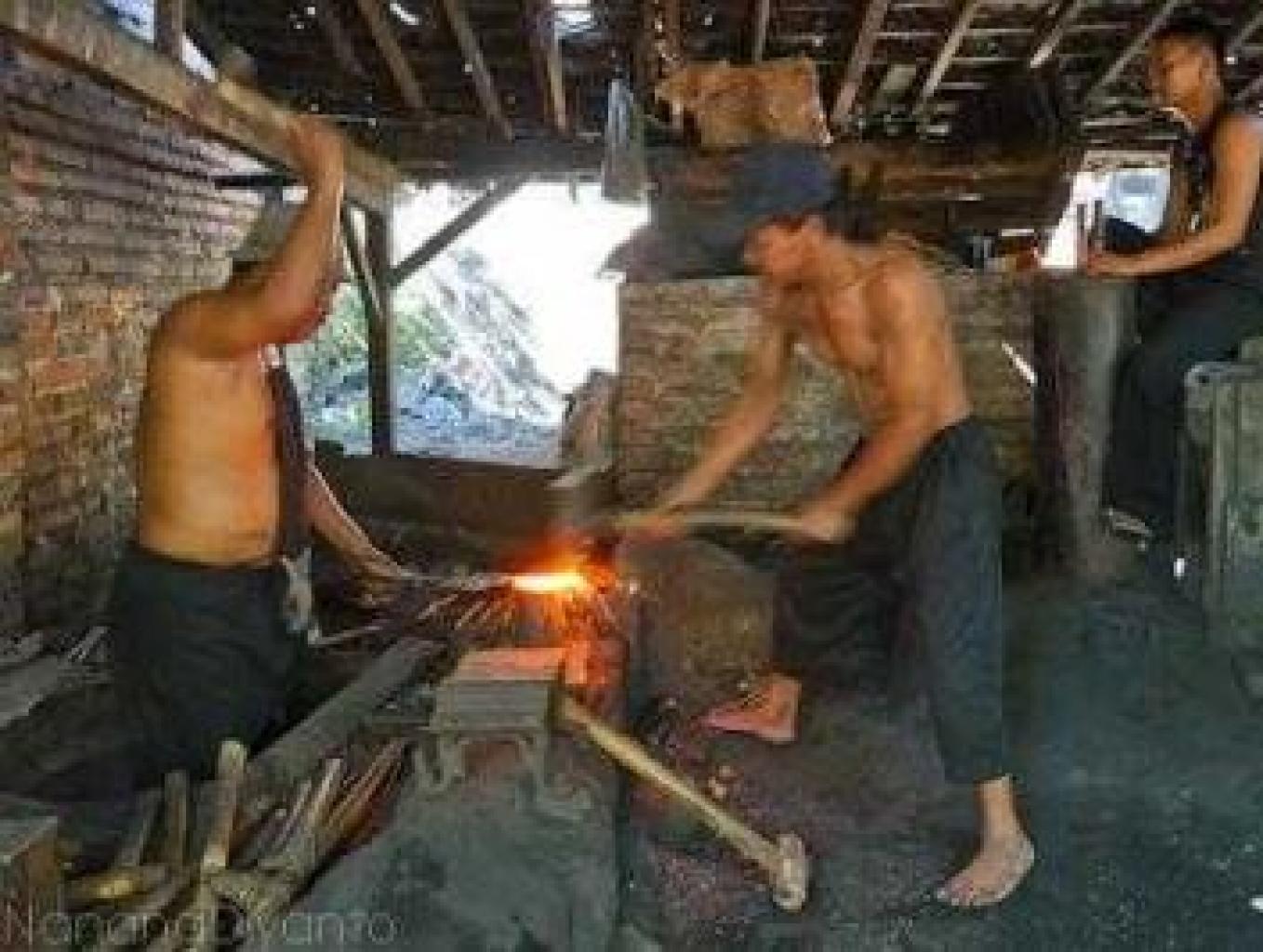 Pengrajin Pandai Besi