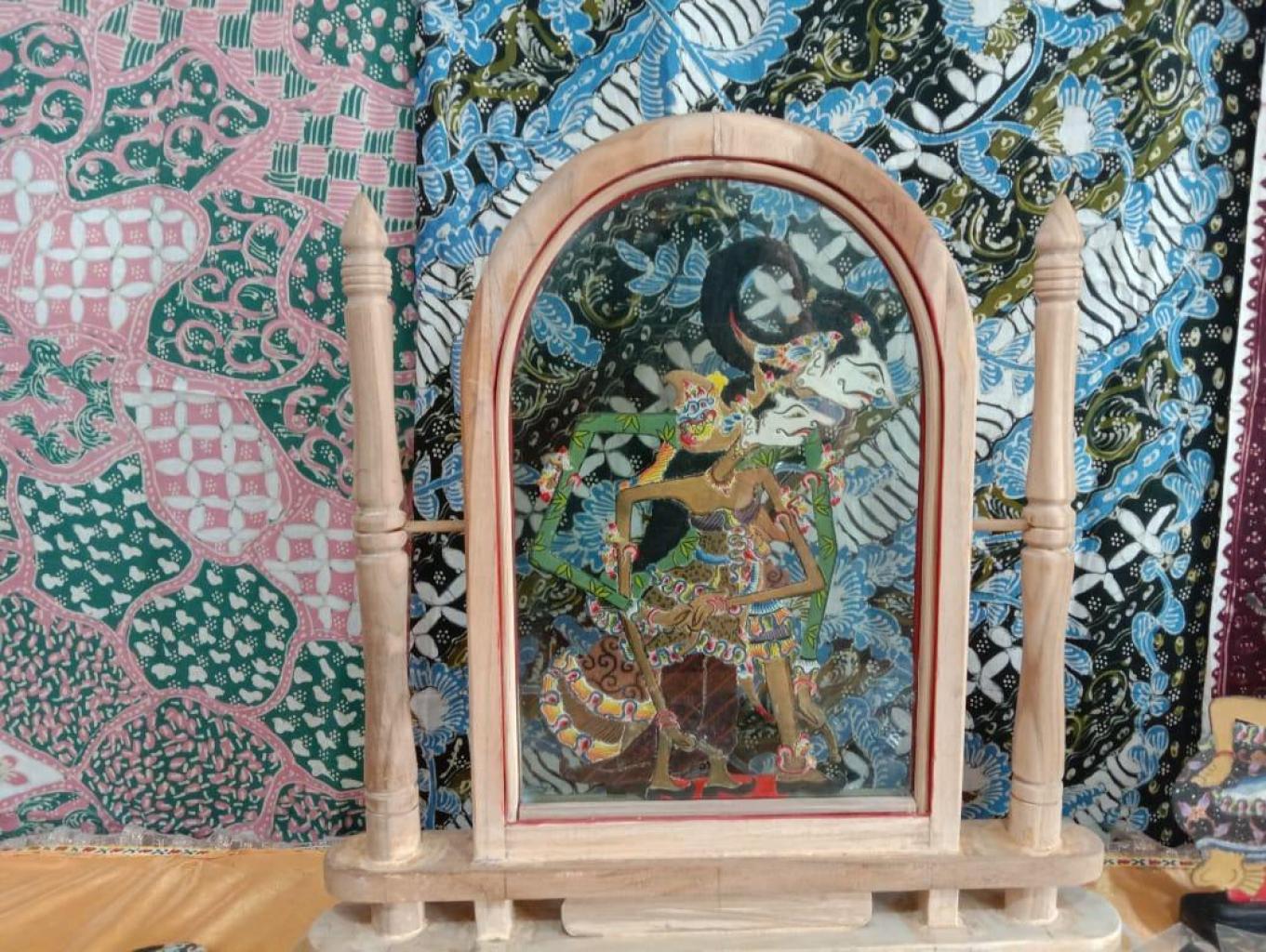 Kerajinan Pahat Kulit dan Kayu