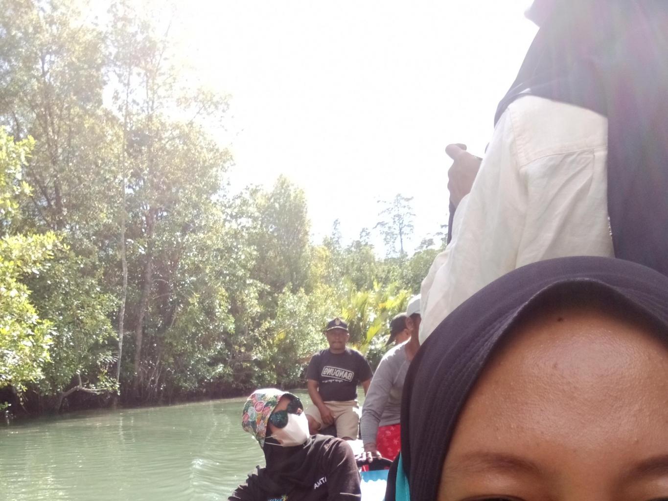 Wisata benteng dusun bajo menggunakan perahu/@Katinting