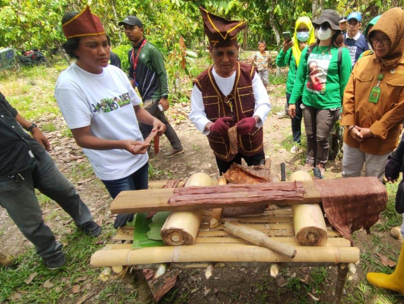 kerajinan tenun kulit kayu