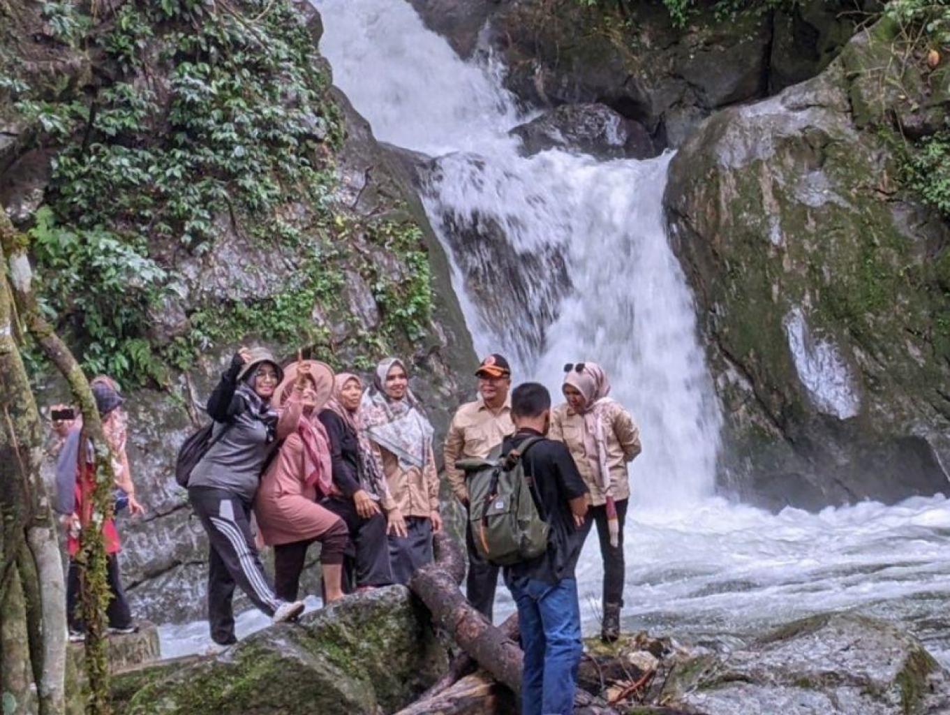 Treking ke air terjun 7 Tingkek