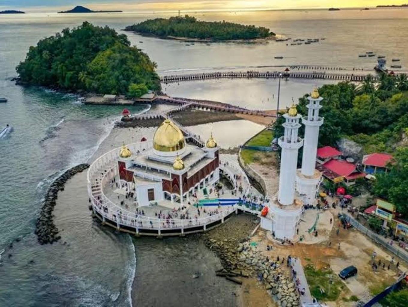wisata religi Masjid Terapung Pantai Carocok Painan