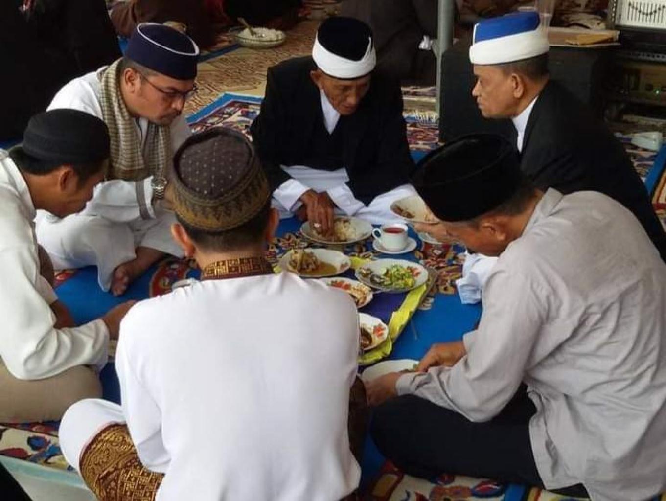 Makan Besaprah (Table Manner Ala Melayu Sambas)