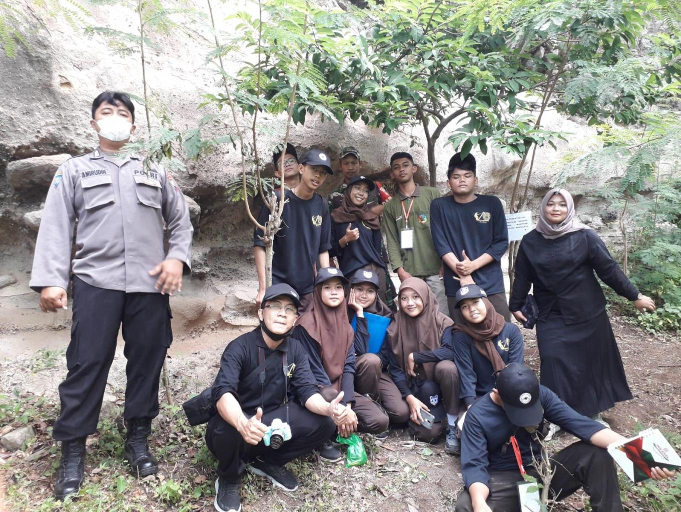 Jelajah Situs Goa Pinatah Dan Batu Kursi
