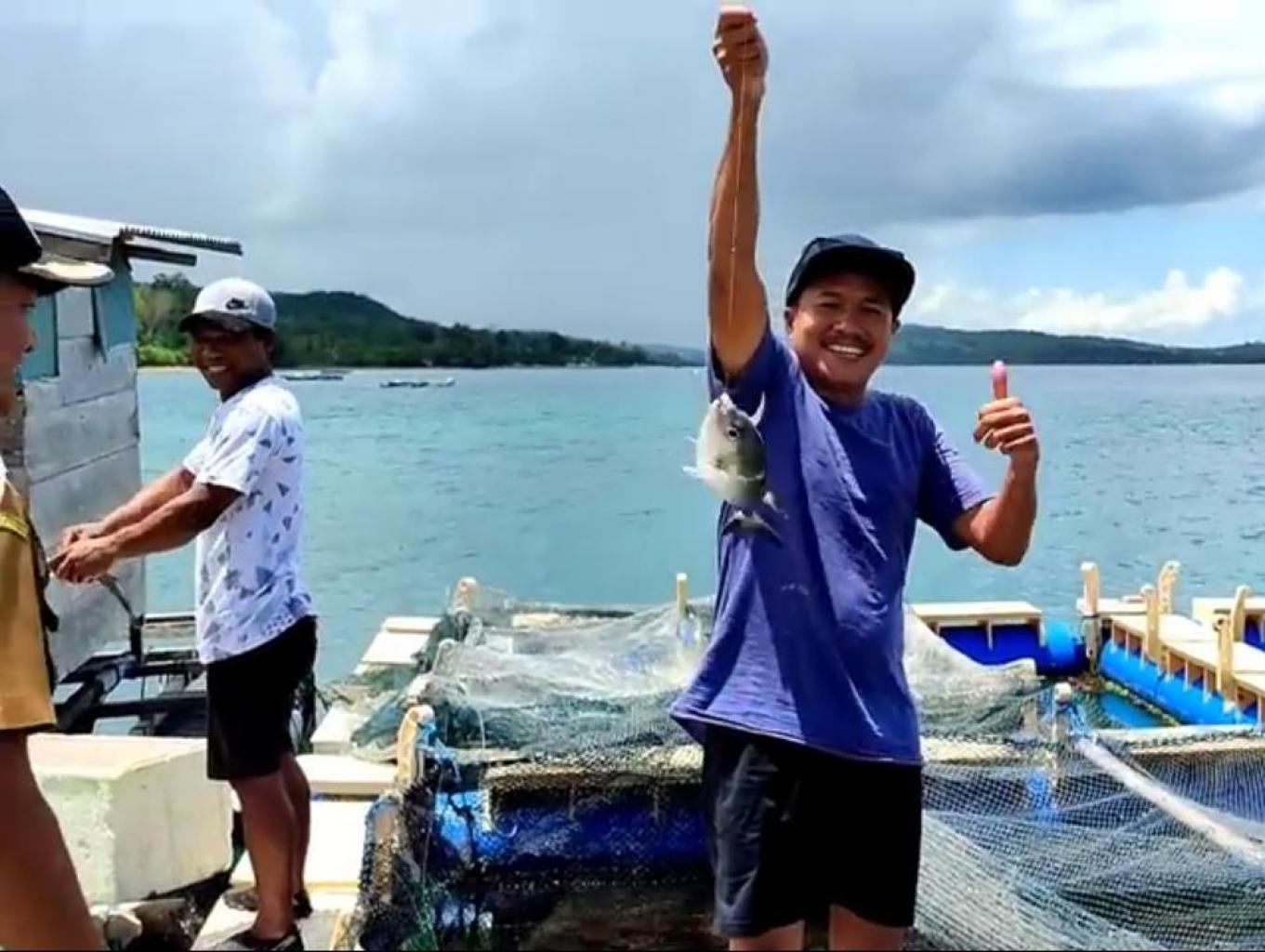Memancing ikan Bobara dalam keramba