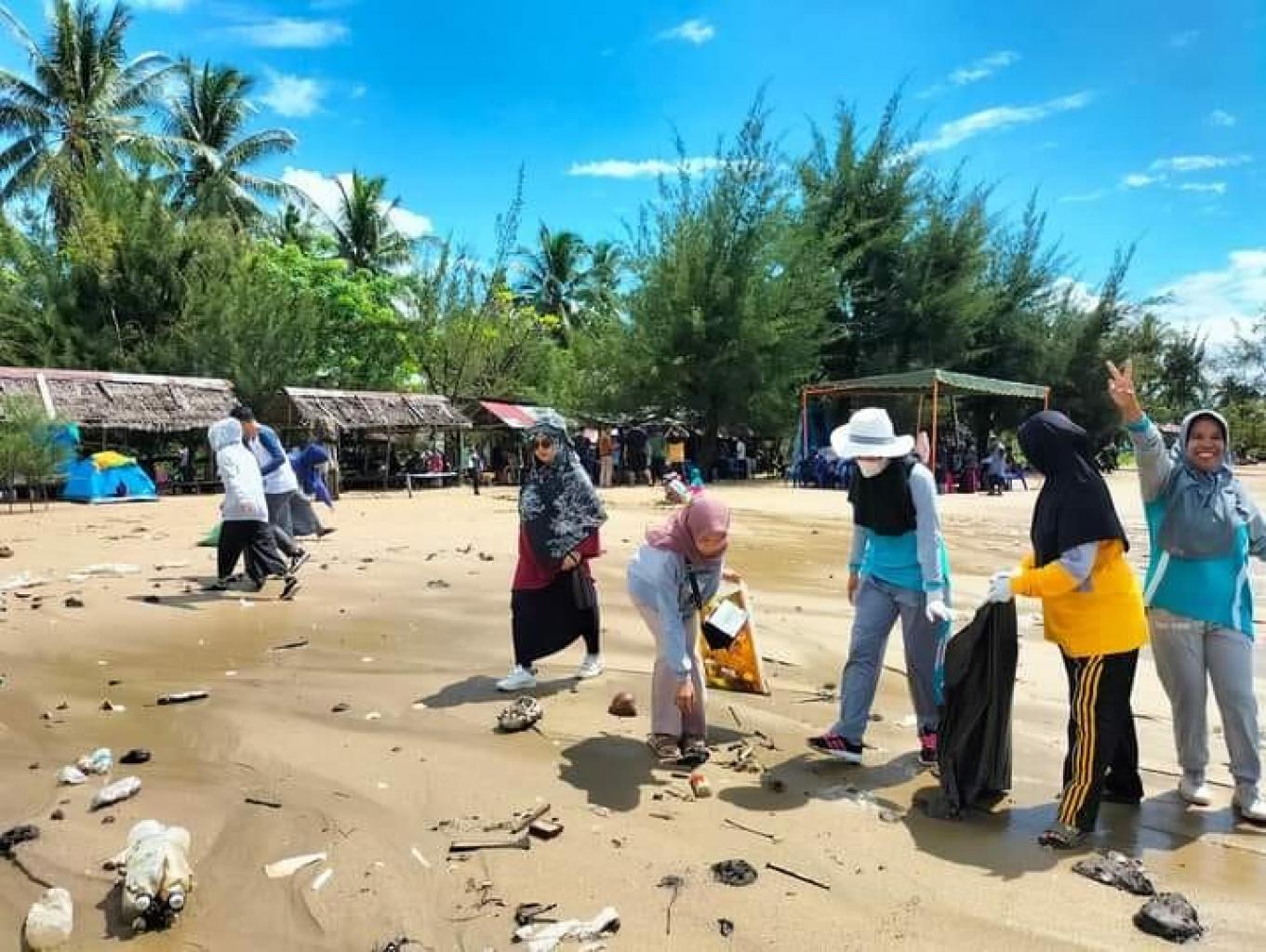 Gerakan kerja bakti pembersihan Pantai wisata kayu angin