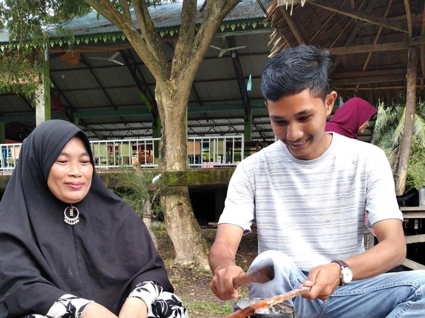 Membuat Kue Khas Aceh