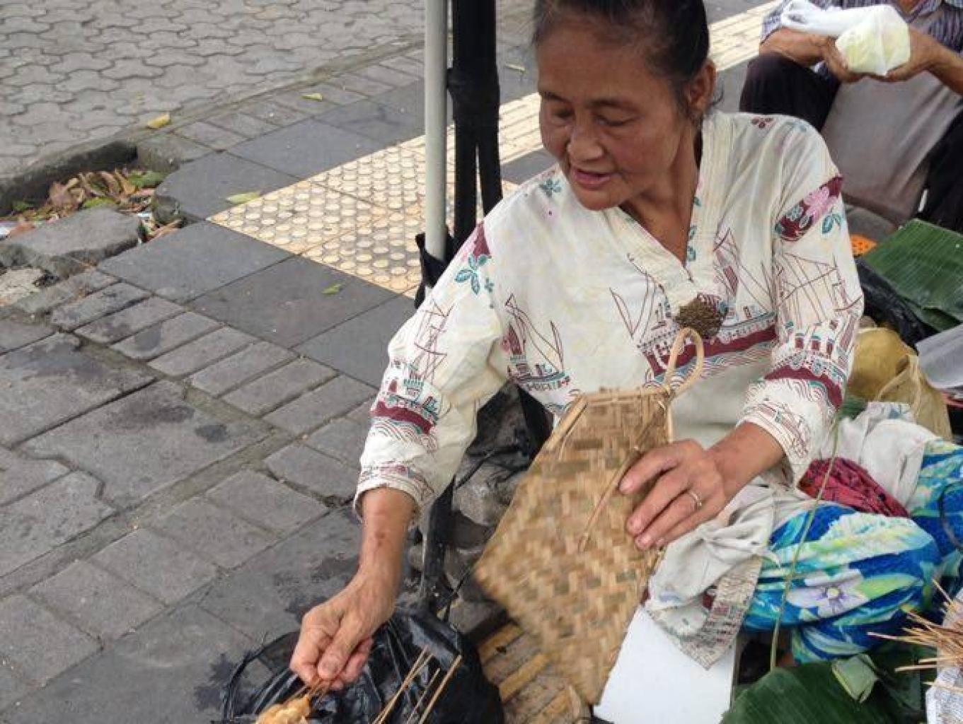 Menikmati Jajanan Tradisional 