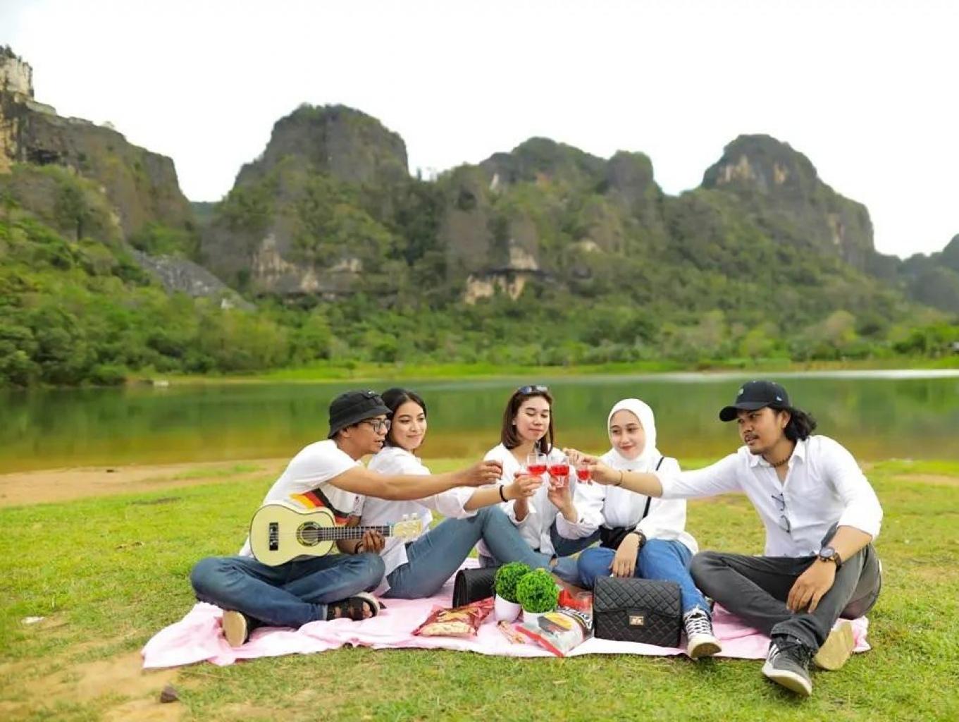 Piknik di Danau Cinta