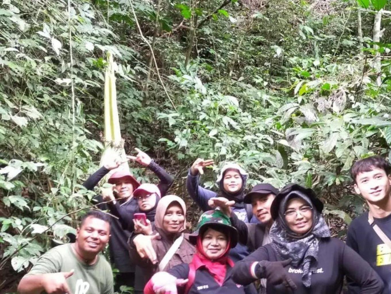 Trekking dan explore bunga langka