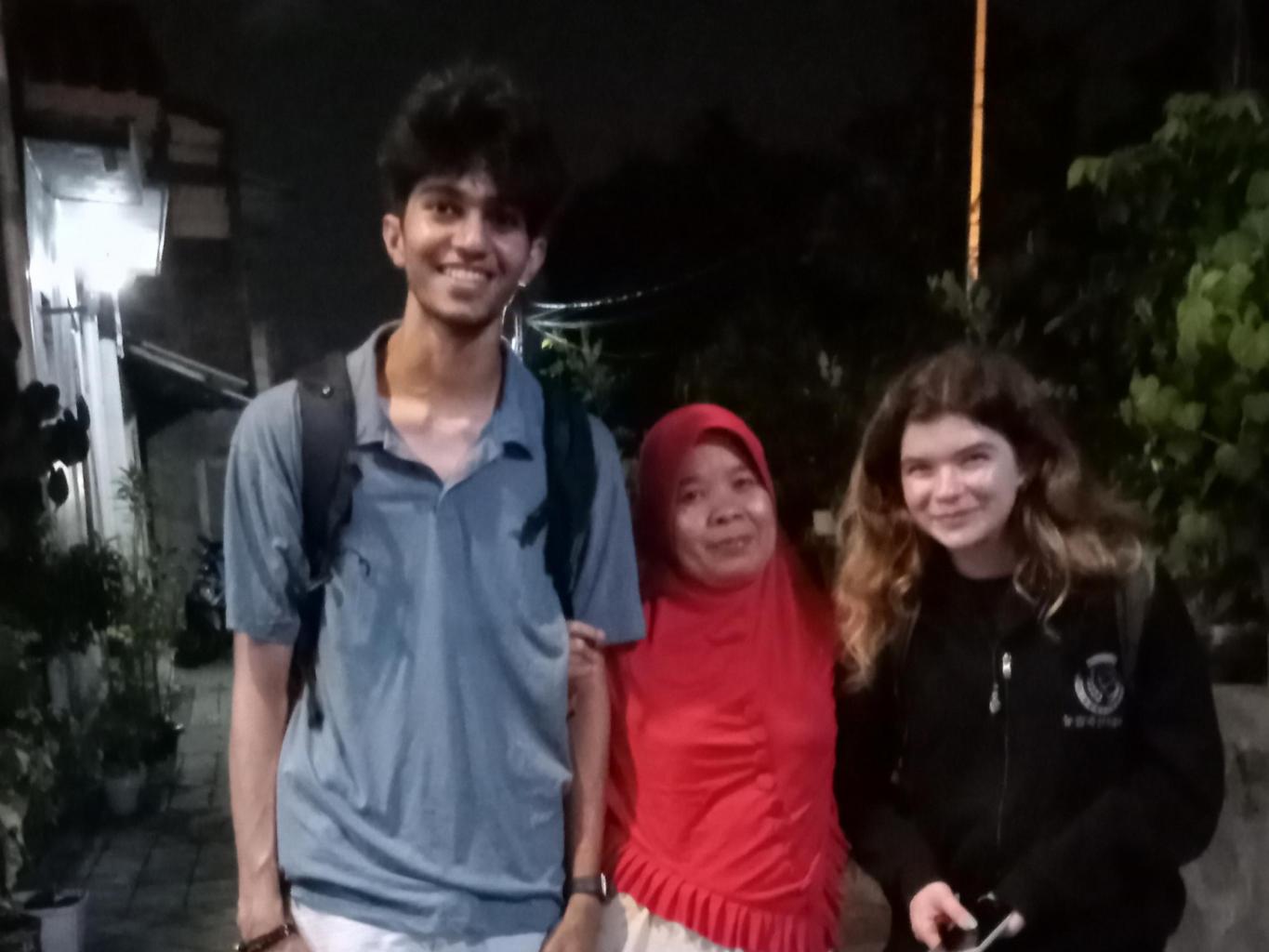 berpose dengan wisatawan asing 