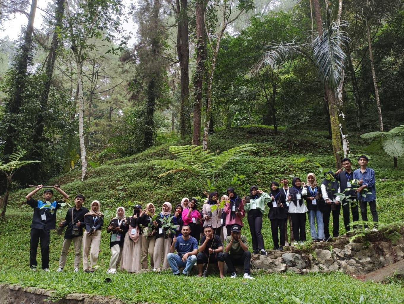 Edukasi tentang pelestarian alam jenis pohon lokal gunung ciremai
