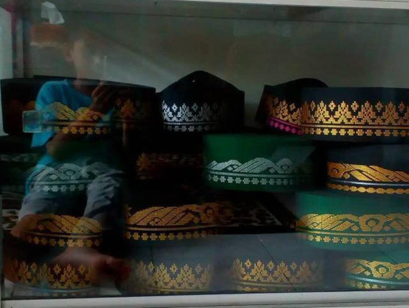 Peci Tenun 