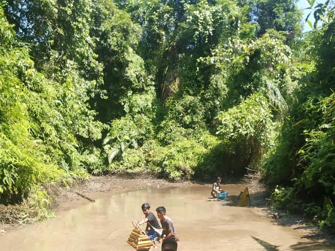 MENANGKAP IKAN DI KOLAM TRADISIONAL