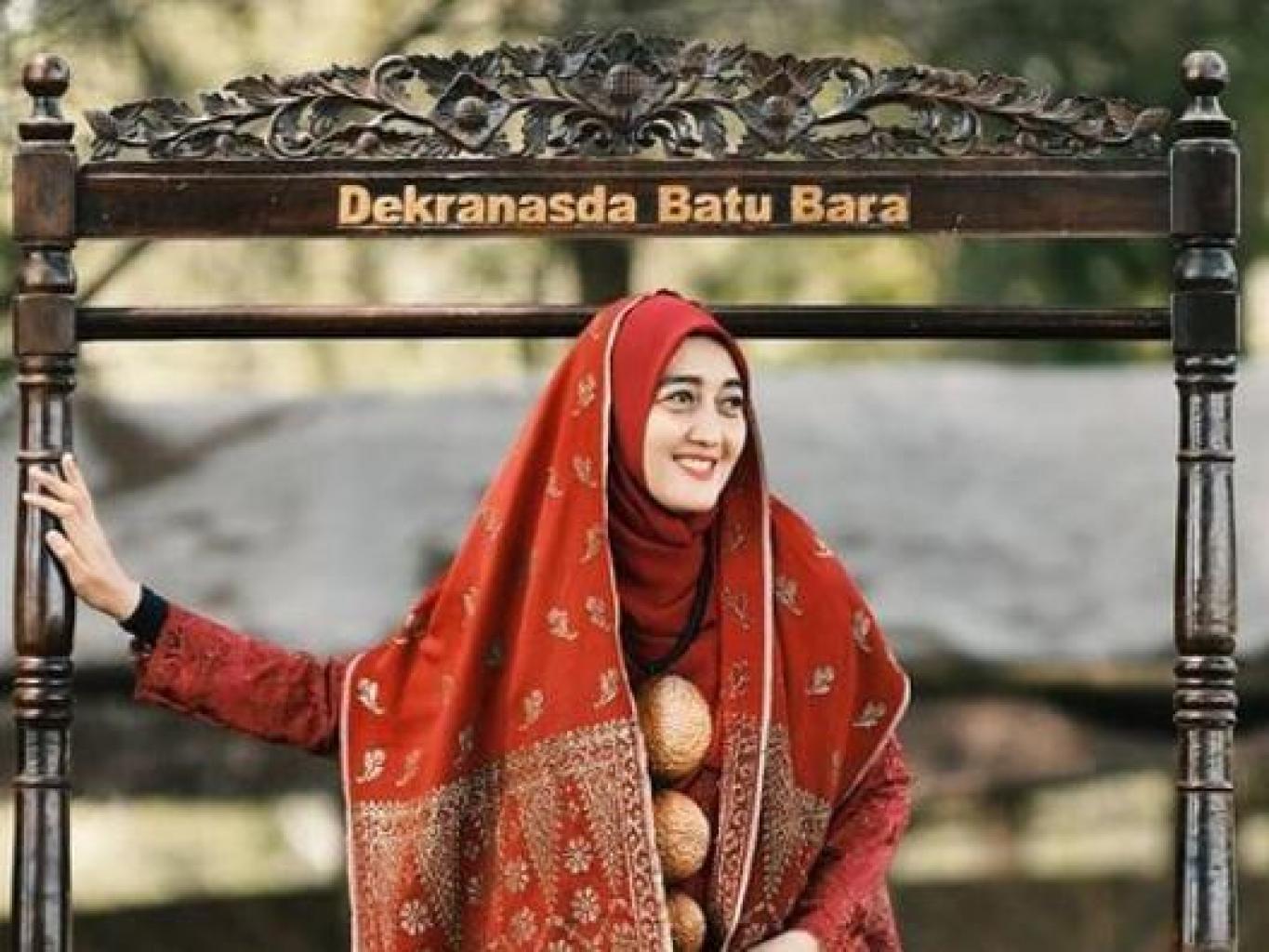 Busana Kain Tenun 