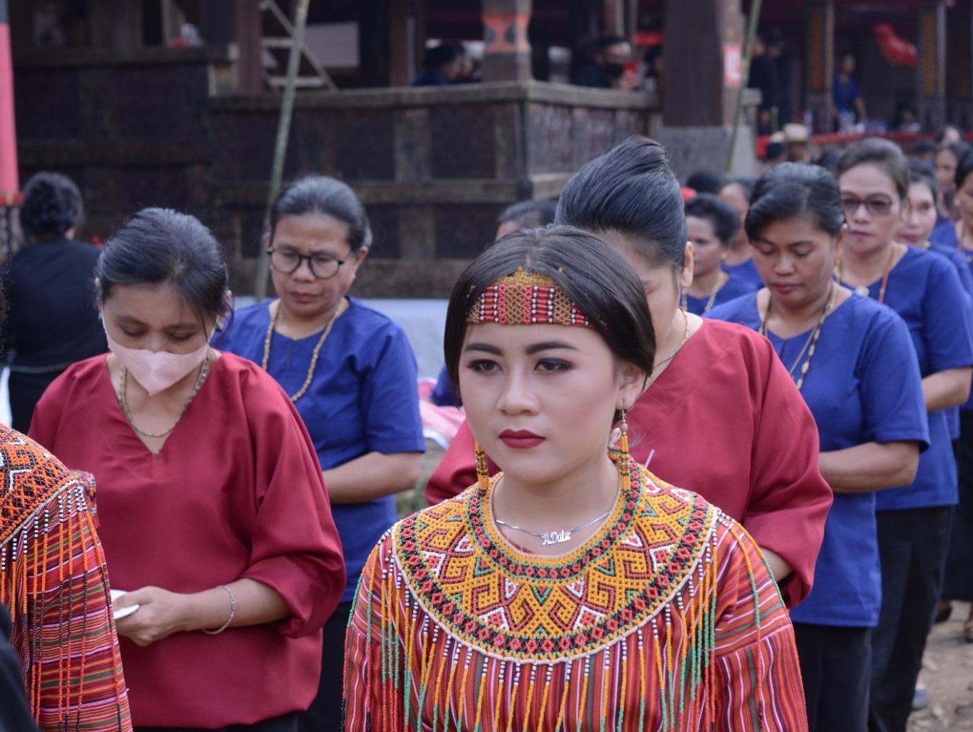 Ibu-Ibu melayani tamu pada Ritual Ma'allona acara Dukacita