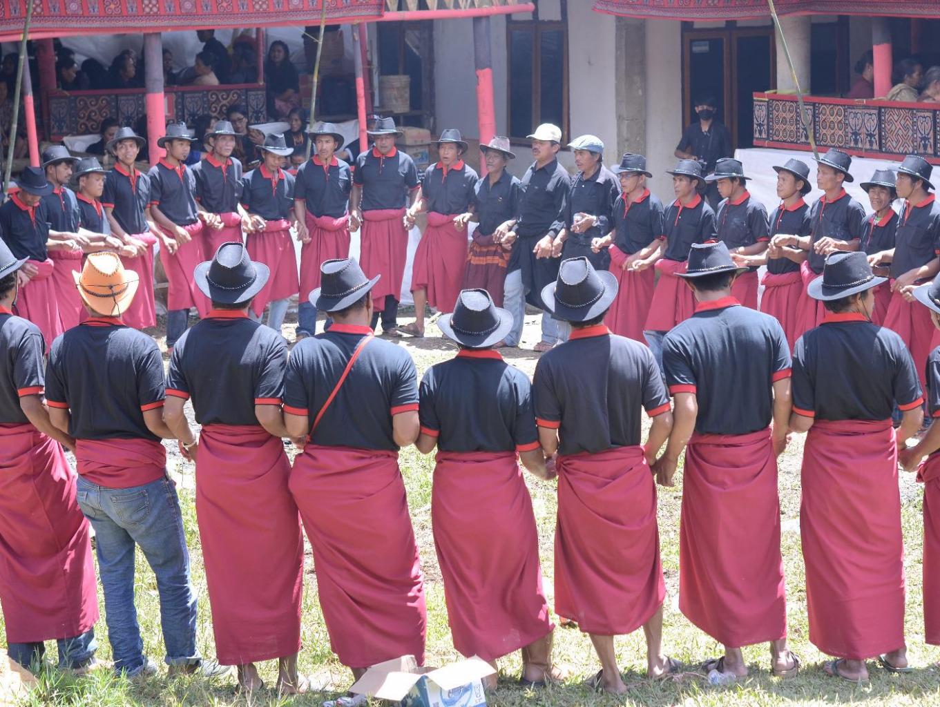 Ma'badong pada Ritual Ma'allona 
