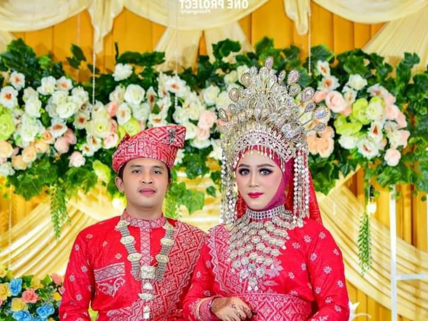 Busana Pegantin Tenun