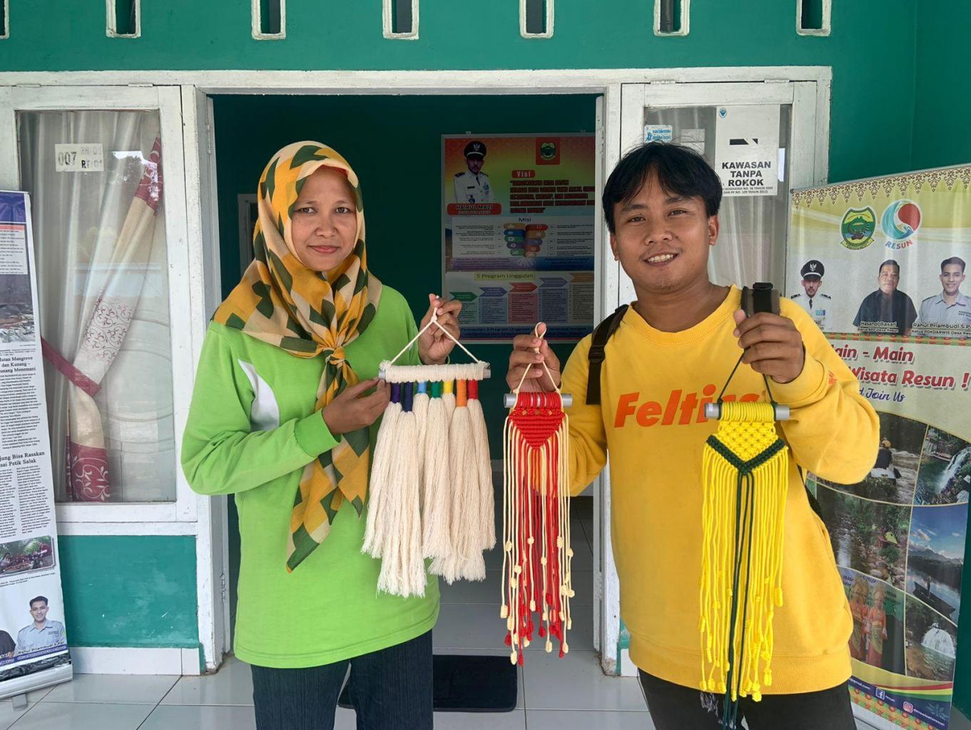 KERAJINAN RAJUT HIASAN DINDING