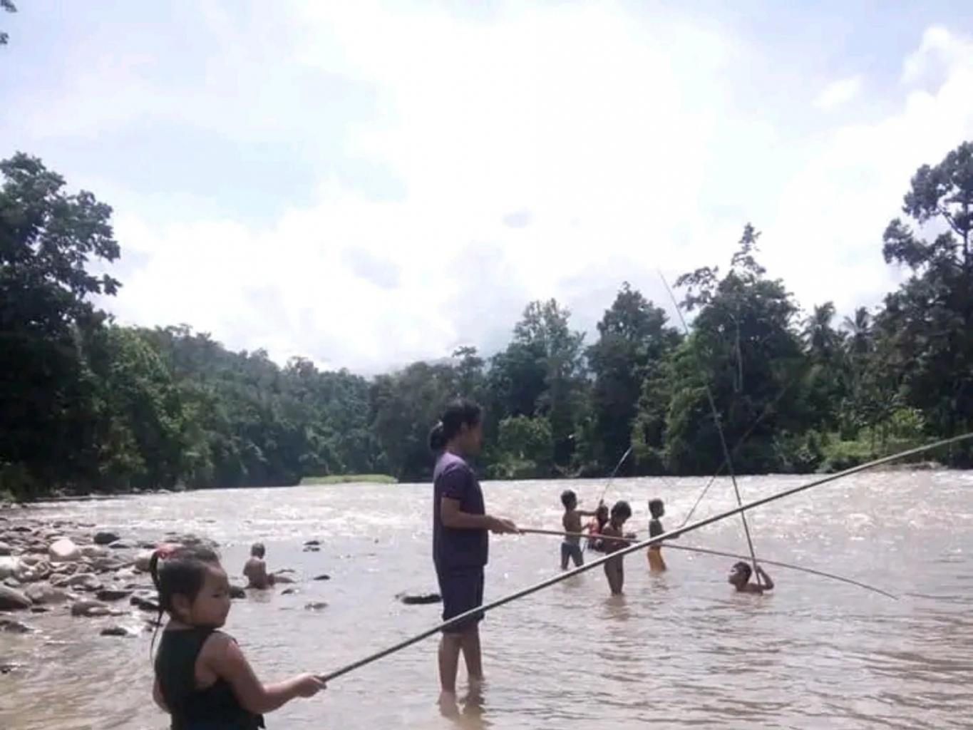 MEMANCING IKAN DI SUNGAI