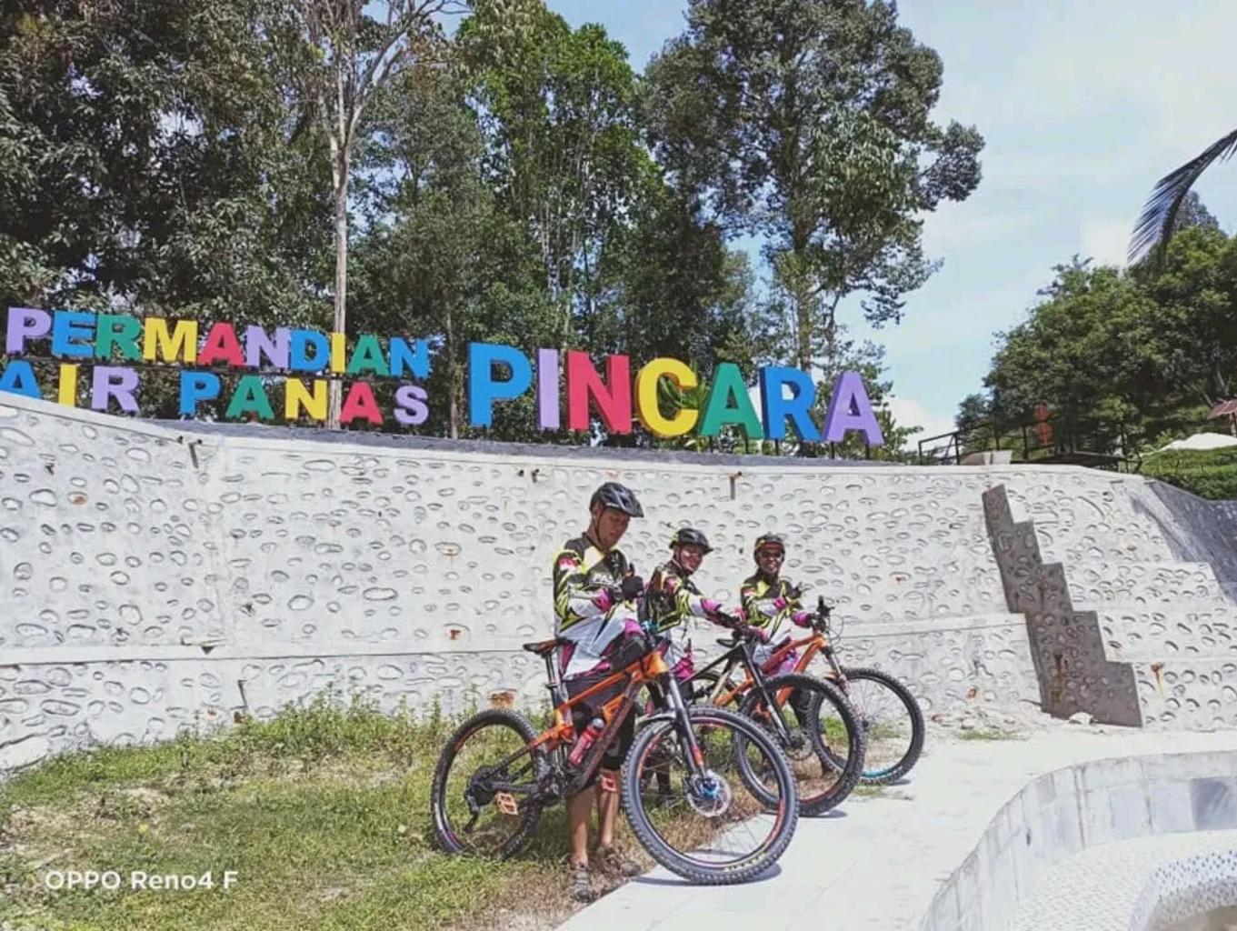 BERSEPEDA MENGELILINGI AREA WISATA
