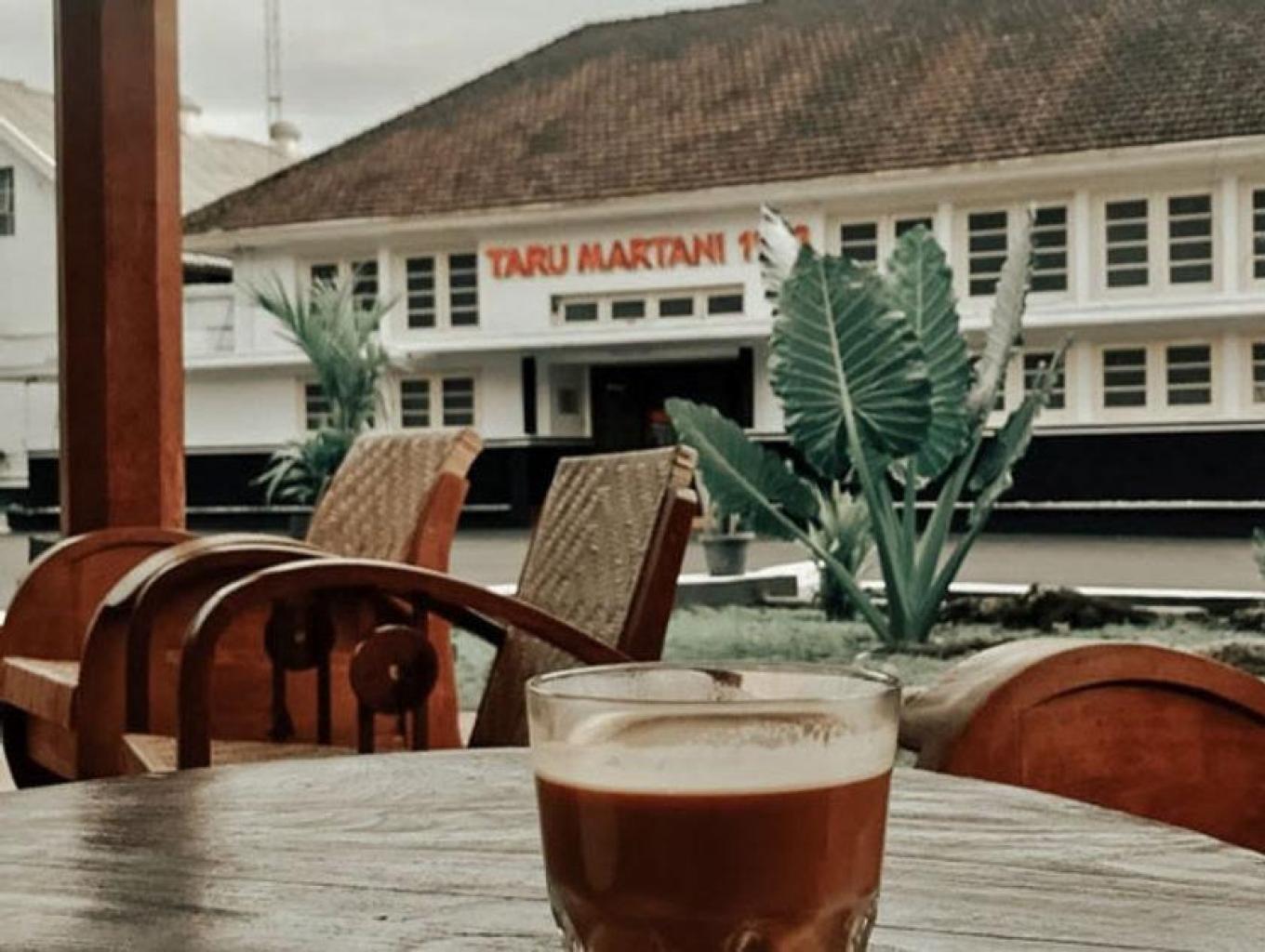 Merasakan bagaimana kenikmatan Cerutu diciptakan dan menikmati nongkrong di Taru Martani coffee and resto 1918 