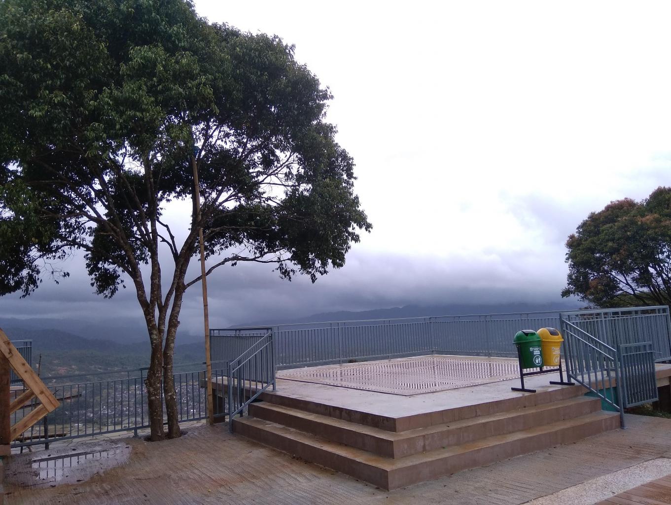 Selfi Spot Puncak Gunung Kendeng