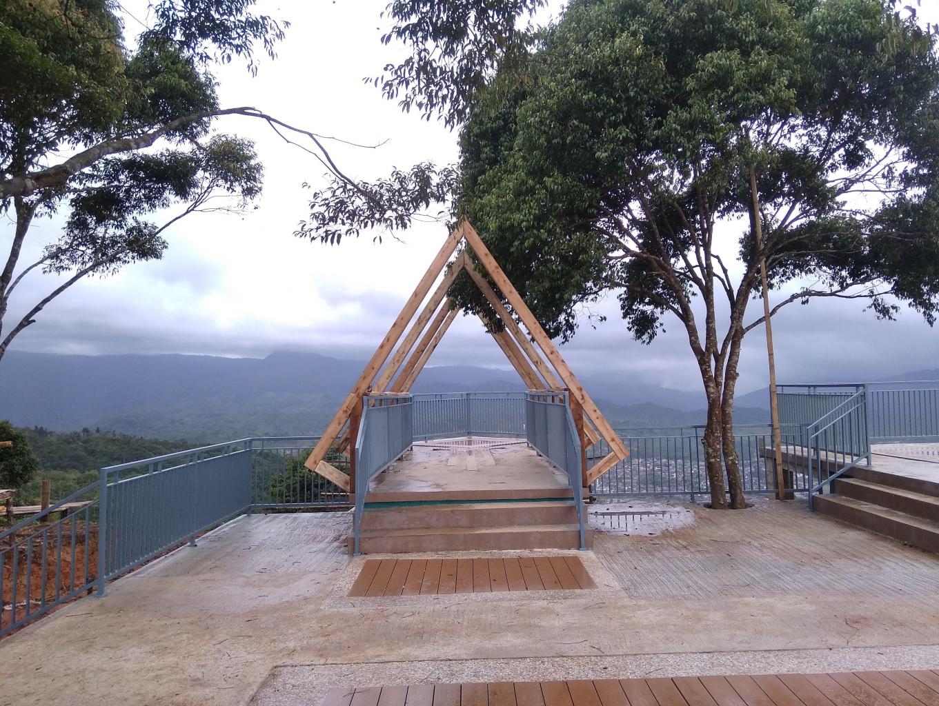Selfi Spot Puncak Gunung Kendeng