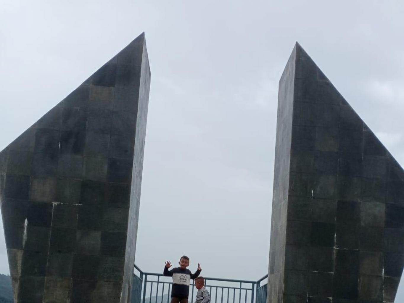 Selfi Spot Puncak Gunung Kendeng