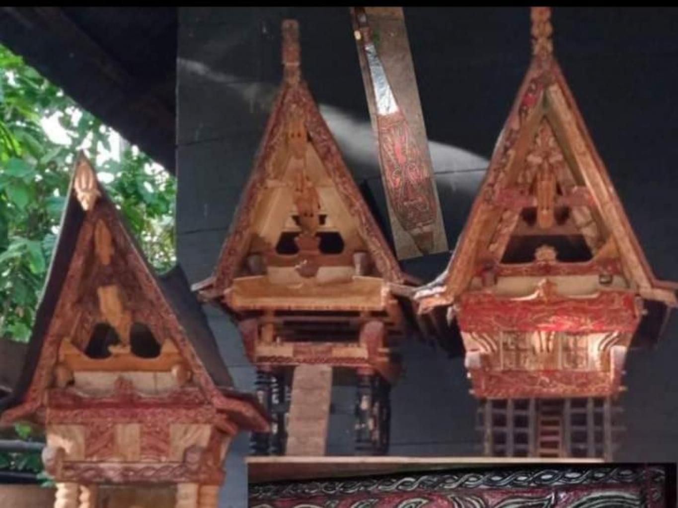 Souvenir Rumah Adat Batak Toba