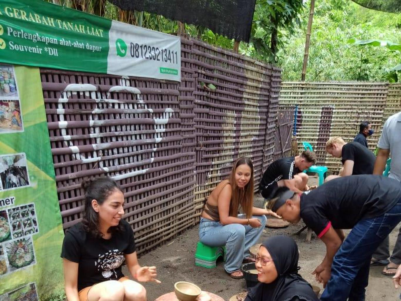 Edukasi Pembuatan Gerabah Tanah Liat