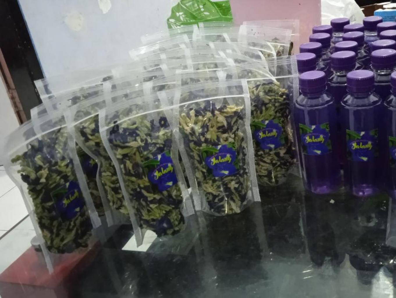 wedang Jalang (jahe dan bunga telang)