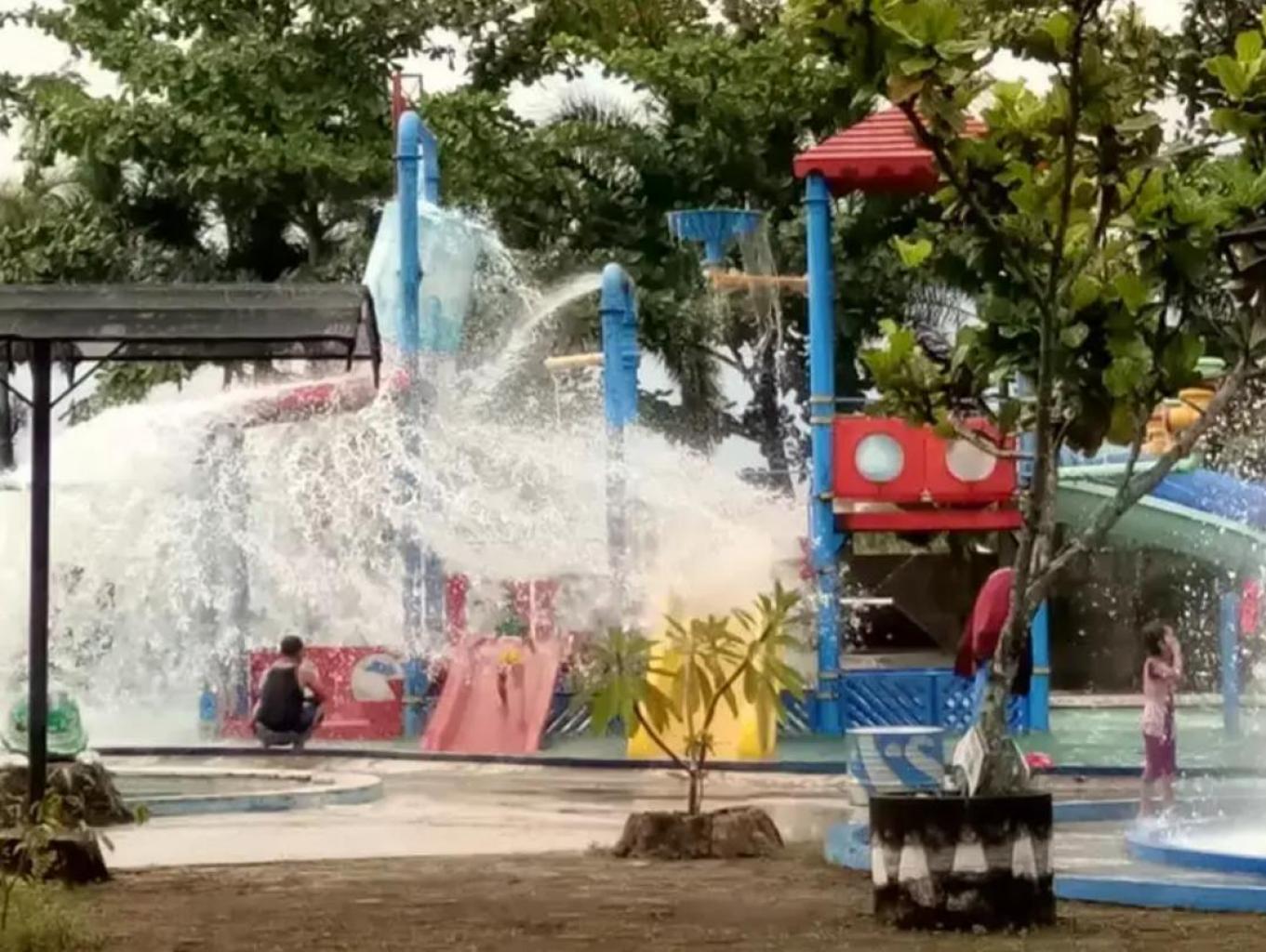 Kolam renang Tiga Saudara