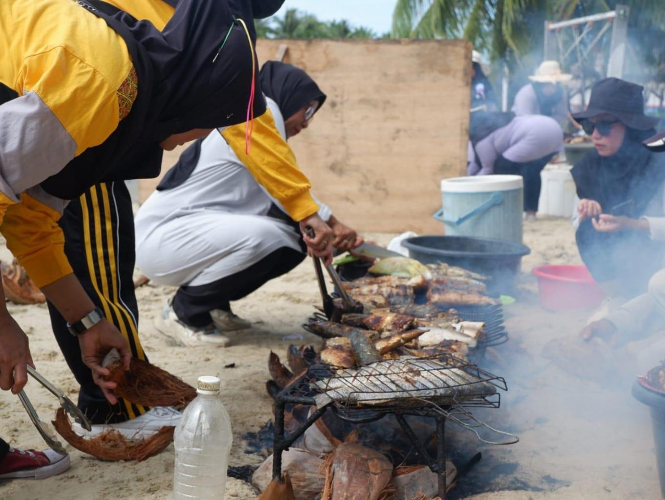 Bakar ikan sepanjang pantai wisata kayu angin