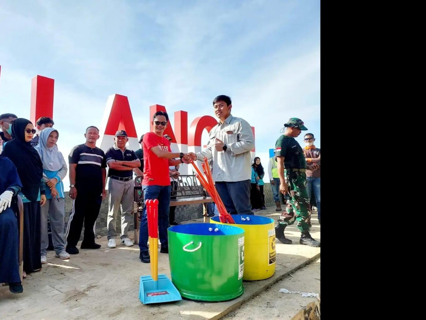 Serah terimah bantuan Tempat sampah dan alat kebersihan dari PT wika ke pemerintah desa tanjung karang. 
