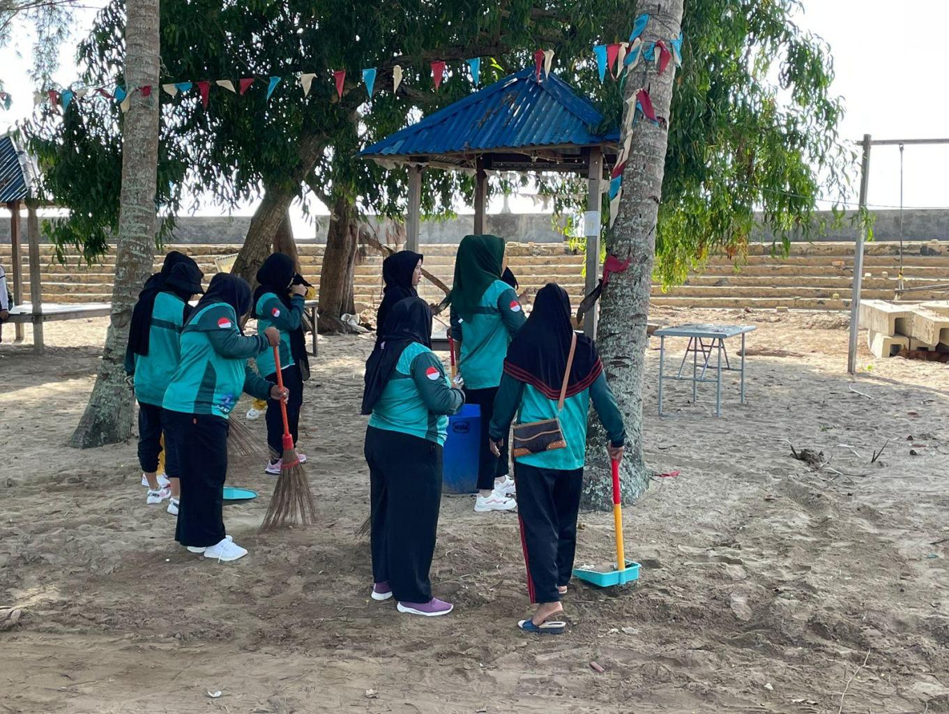Kerja bakti ibu ibu PKK desa Tanjung karang di pantai wisata Kayu angin