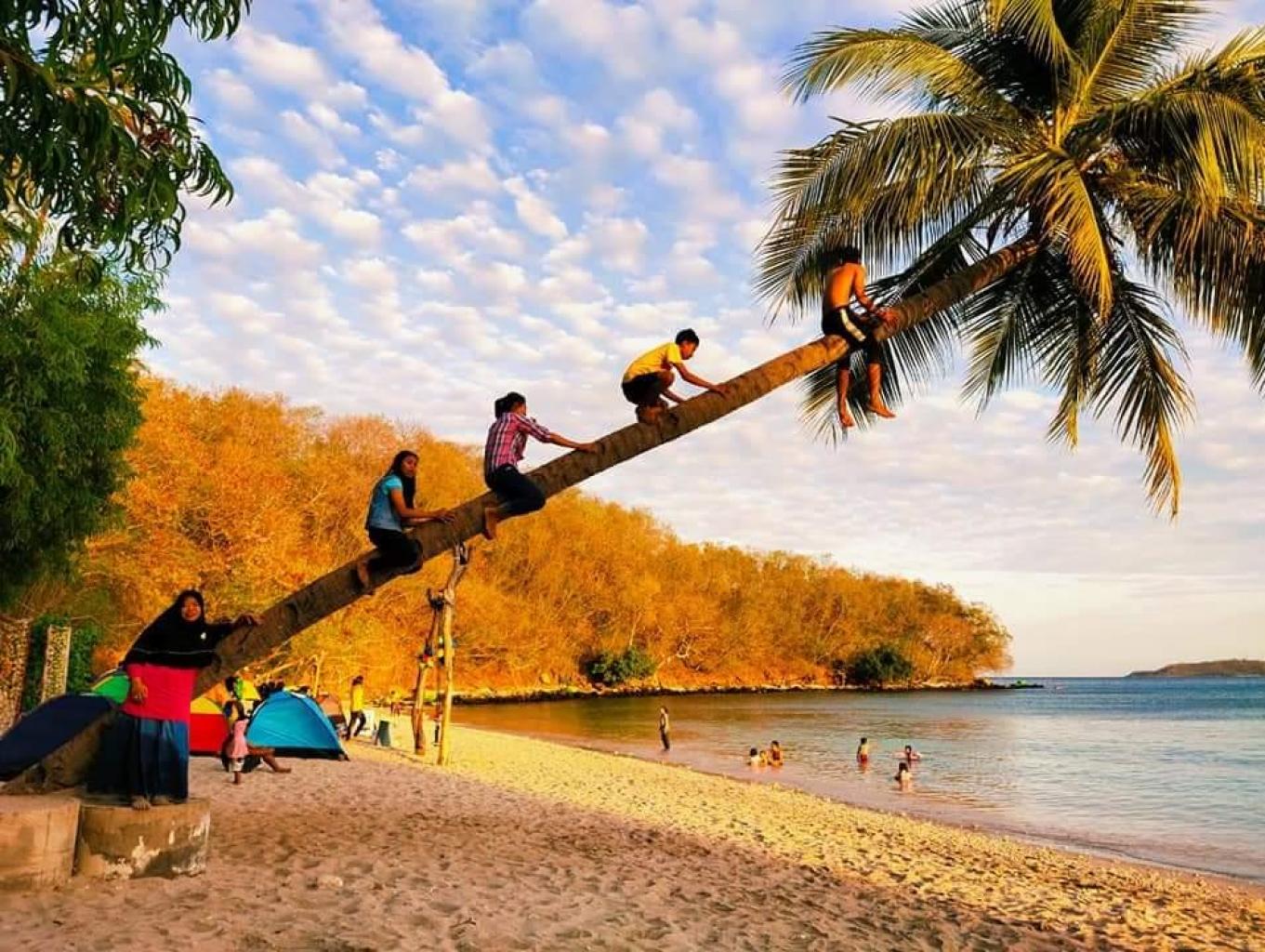 Wisata Pantai Kecinan