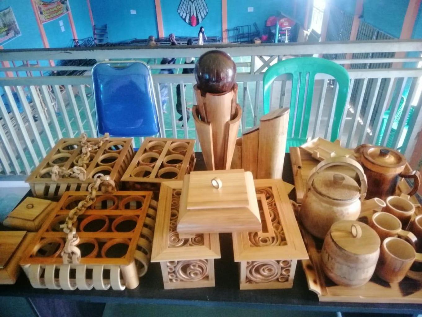 Pembuatan Aneka Souvenir dan kerajinan Dari Bambu