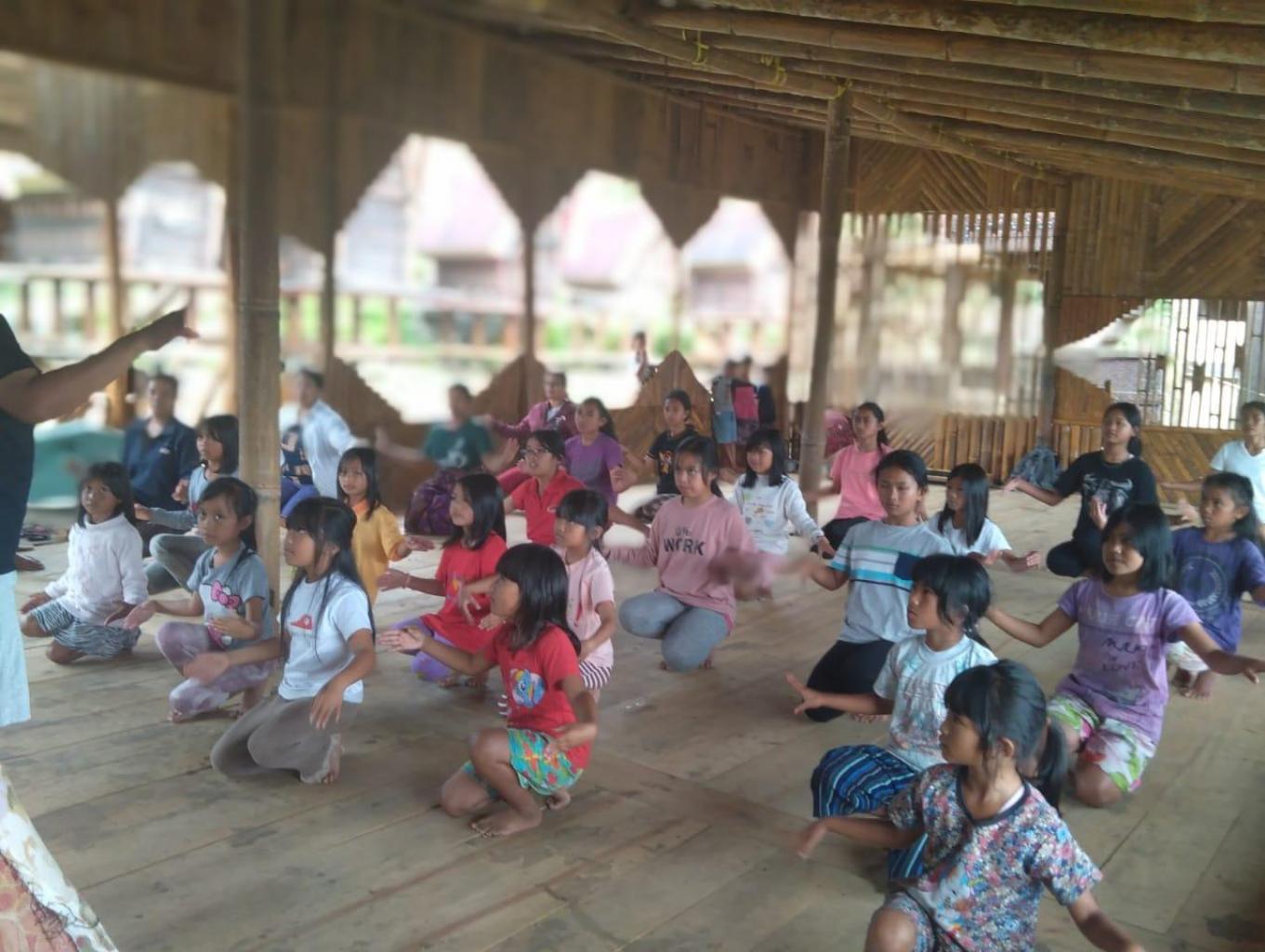 Latihan Ma'gellu' Tua, di Balai Pertemuan di Desa Wisata Landorundun